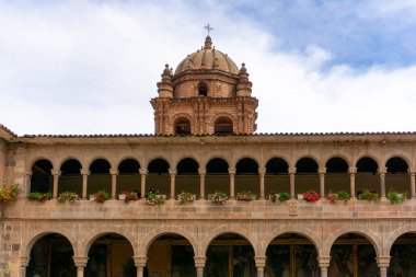 İnka ve İspanyol kültürlerini harmanlayan Santo Domingo Manastırı ve Qoricancha Tapınağı Cusco Peru 'da çarpıcı bir tarihi mekan.