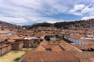 Cusco Peru Manzarası, Koloni Binaları, Geleneksel Kırmızı Çatı ve Arka plandaki Etkileyici And Dağları