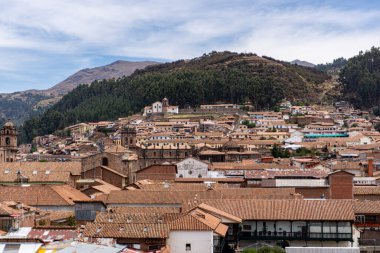 Cusco Peru Manzarası, Koloni Binaları, Geleneksel Kırmızı Çatı ve Arka plandaki Etkileyici And Dağları