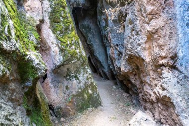 Zona X Cusco Peru 'da Gizli İnka Mağaraları Yeraltı Geçitleri ve Sacsayhuaman yakınlarındaki Doğal Taş oluşumları ile Seyahat Varış Yeri