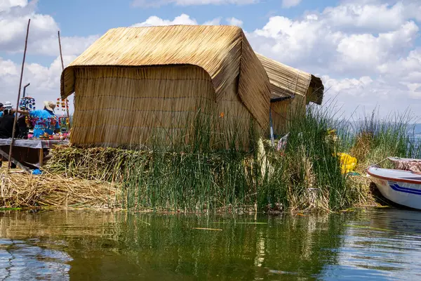 Titicaca Gölü 'ndeki Uros' un Otantik Yüzen Adaları, Geleneksel Reed Evleri ve Doğanın Nefes Kesen Manzaraları ile Peru