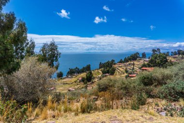 Taquile Adası Peru 'dan Huzurlu Titicaca Gölü Sahnesi, Huzurlu Sular, Andean Dağları ve Parlak Mavi Gökyüzü