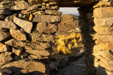 Peru 'daki Titicaca Gölü' ne bakan Amantani Adası 'ndaki Pachamama Tapınağı' ndaki Antik İnka Öncesi Taş Geçidi.