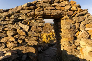Peru 'daki Titicaca Gölü' ne bakan Amantani Adası 'ndaki Pachamama Tapınağı' ndaki Antik İnka Öncesi Taş Geçidi.