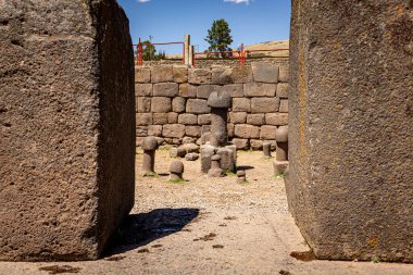 Chucuito 'daki Inca Uyo Arkeoloji Bölgesi Puno Peru Kutsal Taş Monolit ve Doğurganlık Sembolizmi