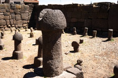 Chucuito 'daki İnka Uyo Arkeolojik Alanı' nı araştırıyorum. Puno Peru Antik Antik Antik Doğurganlık Tapınağı. Taş oymalarıyla.