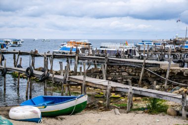 Copacabana Bolivya Limanı 'ndaki Titicaca Gölü' ne uzanan Huzurlu Ahşap İskele.