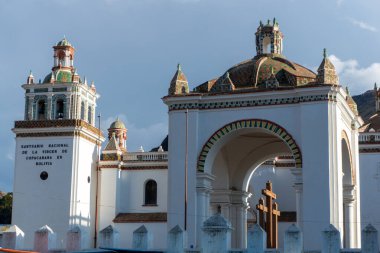 Copacabana Bakire Bolivya Bazilikası 'nın Tarihsel Ön Görünümü Sersemletici Beyaz Duvarlar ve Dini Sembolizm