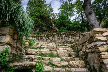 Isla del Sol Gölü 'ndeki tarihi İnka Merdivenleri Bolivya İnka Medeniyetinin Antik Yolu Nefes Kesen Doğanın Ortasında