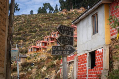 Yumani Adası del Sol Gölü 'ndeki geleneksel Andean Sokakları Titicaca Bolivya Sahne Yolları Tahta İşaretler Tarihe açılıyor