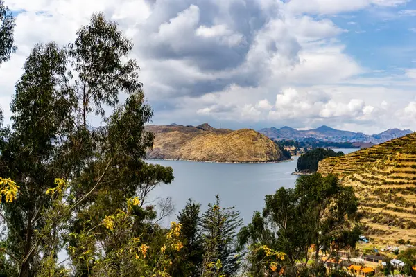 Isla del Sol ve Titicaca Gölü 'nün nefes kesici manzarası. Derin Mavi Sular ve Rolling Hills' le Büyüleyici Andean Sahnesi.