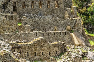 Machu Picchu Arkeolojik Sitesi Antik İnka Harabelerini, Entrika Taş Çalışmalarını ve Çevredeki Dağların Panoramik Manzaralarını Gösteriyor