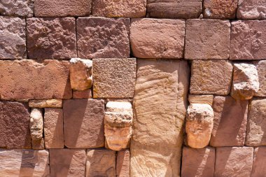 Bolivya 'daki Gizemli Puma Punku Harabeleri Kusursuz Kesilmiş Taş Blokları ve Gelişmiş Medeniyetler Teorileri ile İnka öncesi bir sitedir.