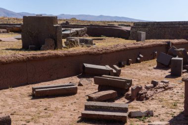 Tiwanaku Bolivya 'da Puma Punku' yu keşfediyorum. Büyük oyma taşlar ve kayıp medeniyetler teorileriyle antik bir Megalitik harabe.