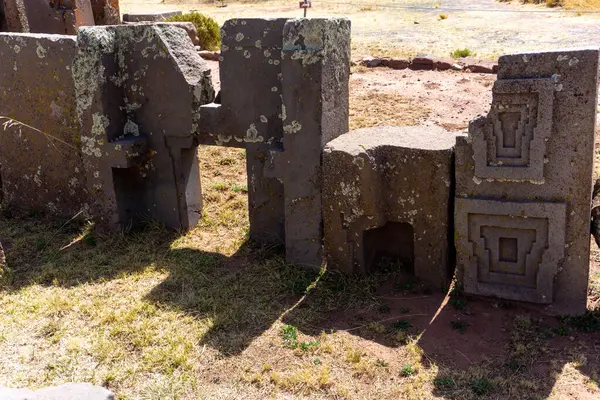 Tiwanaku Bolivya 'daki Puma Punku' nun hava görüntüsü Entrika Taş Blokları ve Astronomik Dizilimlerle İlgili Antik Megalitik Yapısı