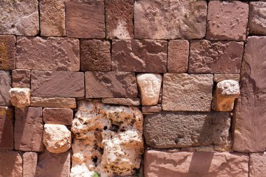 Tiwanaku Bolivya 'daki Puma Punku Kalıntıları' nı Büyük Taş Blokları ve Gelişmiş Tarih Öncesi Medeniyetler Teorileri ile İnka öncesi bir sitede keşfediyorum.