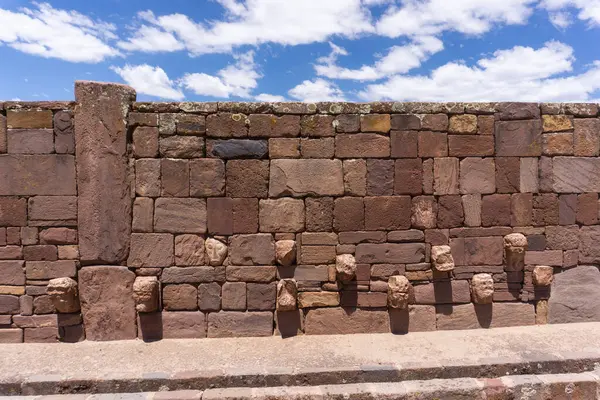 Tiwanaku Bolivya 'daki Tarihi Puma Punku Harabeleri UNESCO Listeli Büyük Kum Taşı ve Andesite Megaliths içeren bir Arkeoloji Alanı