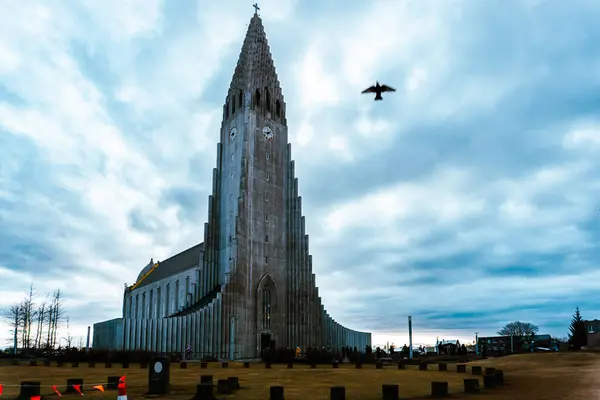 Katedral Üzerindeki Fırtınalı Hava Reykjavik İzlanda Görkemli Mimari ve Kara Bulutlar Arasındaki Güçlü Karşıtlık
