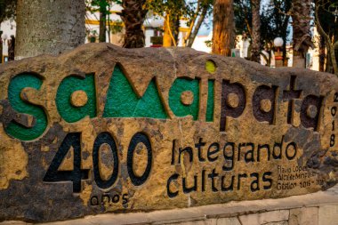 Yerel Kimlik ve Biyolojik Çeşitliliği Destekleyen Akbaba ve Kültürel İşlemeli Taş İşaretli Samaipata Bolivya 'nın Turistik Simgesi