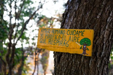 Samaipata Bolivya meydanında Orman ve Vahşi Yaşamı Koruma Derneği 'nin önemini destekleyen posterleri olan Kamu Bilinci Kampanyası