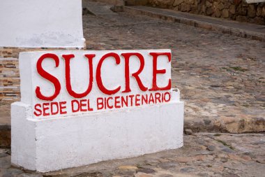 Sucre Bolivya 'nın girişinde, Güney Amerika' da Bağımsızlığın 200. yıldönümü anısına Sucre Del biicentenario yazısıyla taş oymalı bir tabela.