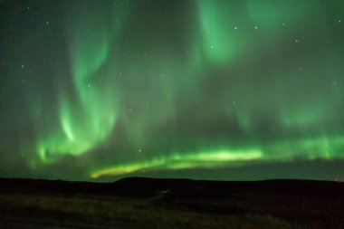 İzlanda Kış Arazisinde Muhteşem Kuzey Işıkları Gece Gökyüzünde Canlı Yeşil ve Mor Aurora Borealis