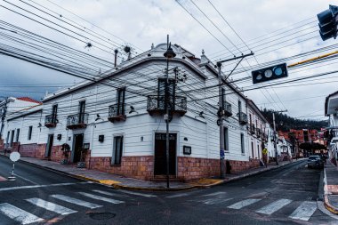 Sucre Bolivya 'da Koloni Mimarisi ve Genel Elektrik Kabloları Şehrin Tarihsel Büyüsü ile Modern Şehir Altyapısı arasında Bir Karşıtlık Oluşturan Tipik Sokak