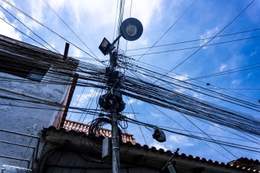 Sucre Bolivya 'da Geleneksel bir caddenin üzerindeki Elektrik Kabloları ve Kabloların Yakınlaştırılması Tarihi Şehrin Ortasında Şehir Manzarası ve Modern Altyapıyı Yakalıyor