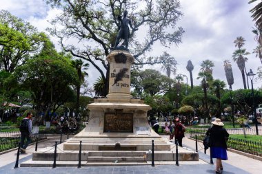 Plaza 25 de Mayo Bolivya 'da Antonio Jose de Sucre' nin tarihi anıtı Ağaçlar ve Parlak Gökyüzü Altındaki Koloni Binaları ile çevrili Şehrin Kalbinde Uzun Duruyor