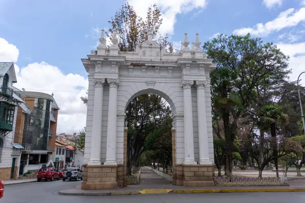 Sucre Bolivya 'daki Simon Bolivar Parkı' ndaki Zafer Kemeri Çevrelenmiş Yeşil ve Tarihi Mimari Şehir Sömürge Mirası ve Kültürel Miras Temsilcisi