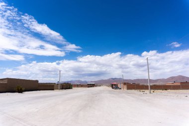 Uyuni Bolivya 'daki Kırsal Toprak Yollar Güney Amerika' da Basit Binaları ve Çöl Manzarası Olan Küçük bir And Köyü Gösteriyor