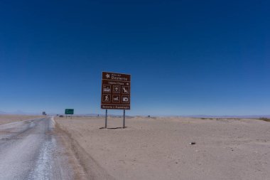 Dağlarla çevrili Laguna Chaxa 'ya İşaret Noktası olan Atacama Çölü Yolu ve Şili' nin Kurak Arazisi