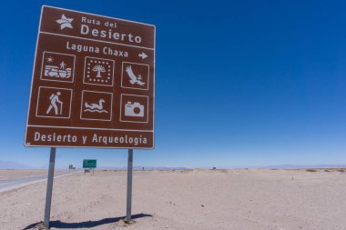 Şili 'deki Laguna Chaxa' yı işaret eden Atacama Çölü 'ndeki Yol İşareti