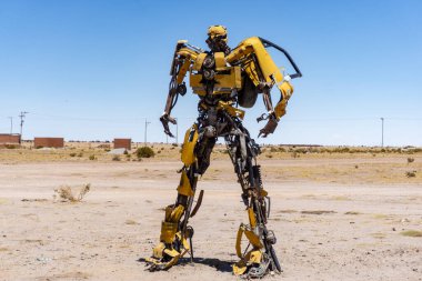Uyuni Bolivya tren mezarlığında sergilenen Hurda Metal Robot Heykeli Yerel Sanat Kurulumunun bir parçası
