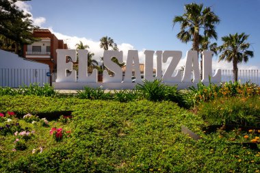 İspanya 'nın Tenerife Kanarya Adaları' ndaki Lush Halk Parkı 'nda El Sauzal Kasabası İşareti