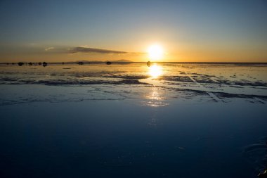 Bolivya 'da Salar de Uyuni' de, Suyun Üzerinde Günbatımı, Sonsuz Tuz Çölü 'nün su yüzeyine canlı renkler ve mükemmel gökyüzü yansıması ile