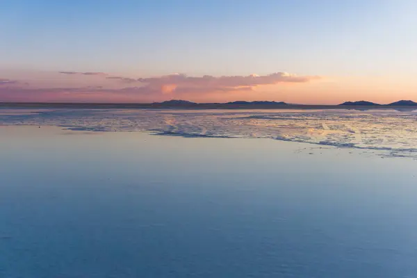 Güney Amerika 'nın en eşsiz ve nefes kesici manzaralarından biri olan Bolivya' daki Salar de Uyuni 'de Gökyüzünün Rüyadaki yansıması