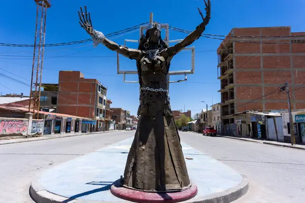 Uyuni Bolivya şehrinde bir kadının Demir Heykeli şehir manzarasında modern bir sanat eseri.