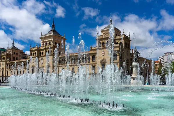 Valladolid İspanya 'daki Tarihi Plaza Zorrilla ve İkonik Süvari Akademisi Mavi Gök ve Parlak Güneş Işığıyla