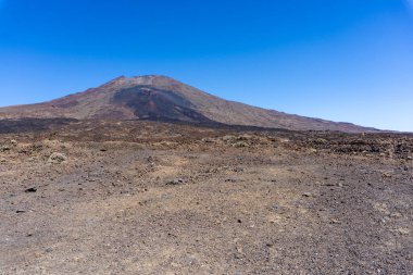 El Teide 'nin panoramik manzarası Tenerife Volkanik Parkı' ndaki Antik Kara Lava oluşumlarıyla çevrilidir.