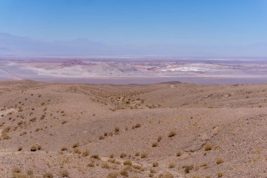 Atakama Çölü 'nün ve açık mavi gökyüzünün altında kaya oluşumlarıyla Ay Vadisi' nin manzarası