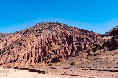 Gökkuşağı Vadisi 'ndeki renkli jeolojik oluşumlar Atacama Çölü Şili Çarpıcı Kızıl Dünya Mineral Katmanları ve Kum Taşı Dağları Nefes Kesen Doğal Çöl Sahnesi