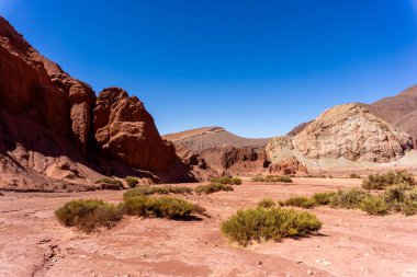 Gökkuşağı Vadisi Atacama Çölü 'ndeki Canlı Kaya oluşumları ve Kızıl Clay Dağları. Minerallerin ve Doğal Güzelliklerin Çarpıcı Jeolojik Manzarası.