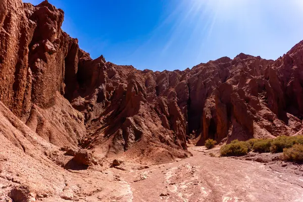 Atacama Çölü Şili 'ndeki Gökkuşağı Vadisi' nin canlı kaya katmanları ve Kızıl Yeryüzü oluşumlarıyla manzarası