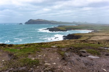 Dingle Yarımadası 'ndaki Üç Kız Kardeş Deniz Kayalıkları' nın Görkemli Manzarası, İrlanda Kerry İlçesi, Eski Toprakların Vahşi Atlantik Okyanusu ile buluştuğu yer.