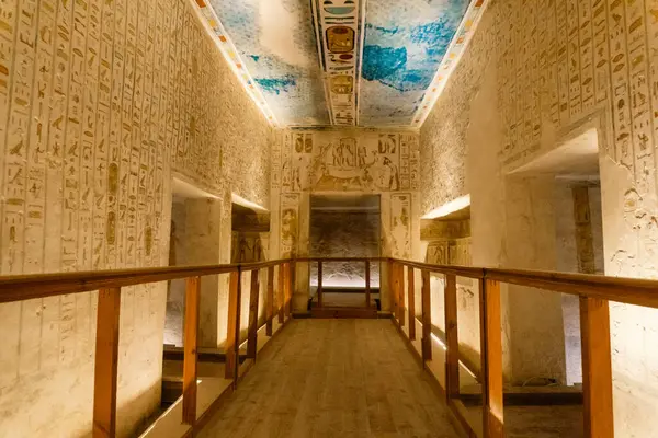 Krallar Vadisi Luxor Mısır 'da bulunan Ramses II KV2 Mezarı' nın Muhteşem İç mimarisi.
