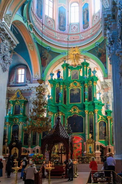 Vilnius. Kutsal Ruh Kilisesi. Tapınağın içi, I. K. Glaubits (1753-1756) tarafından tasarlanmış üç katmanlı ahşap bir ikonostaz olan barok sanat eseriyle dekore edilmiştir. Tapınak 12 adet IP Trutnev simgesi ile süslenmiştir..