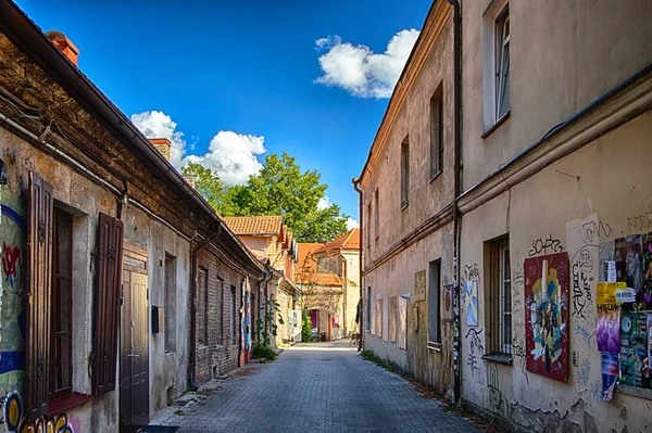 Vilnius. Uzhupis sokaklarında. Uzupis, Sovyet mimarisi ve özgür ruhlu sanatsal ruhun bir karışımıdır..