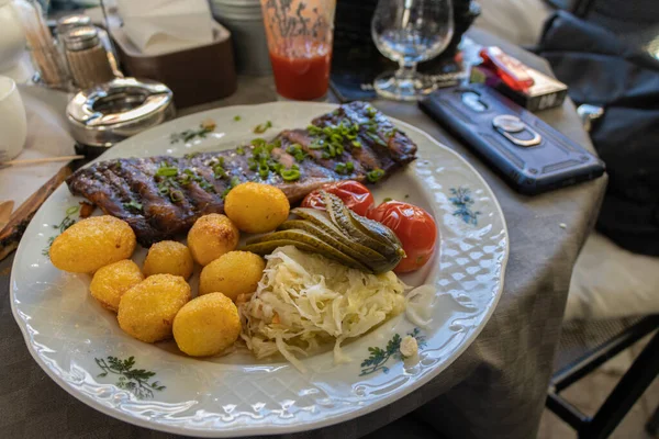 Vilnius. Domuz kaburgaları. Domuz kaburgaları kısmen yağlıdır, yoğun bir tadı ve parlak bir aroması vardır..