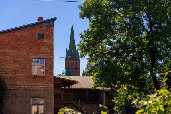 Kuldiga. St. Anne Evanjelik Luteryan Kilisesi zengin neo-gotik mimarisi için öne çıkıyor..